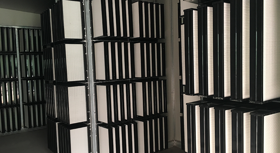 Antibio養(yǎng)豬場空氣過濾系統(tǒng)亞高效主過濾墻內(nèi)側(cè)。