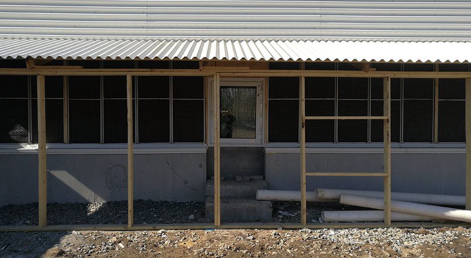 極寒區(qū)域，擋沙網(wǎng)外部的保溫隔離區(qū)（圖為建設(shè)中）。