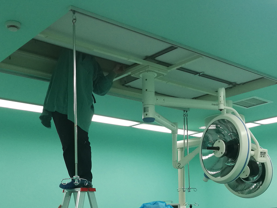 手術(shù)層流凈化末端高效過濾器更換中